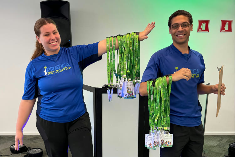 Equipe da Prática Recreativa preparando medalhas para ação especial