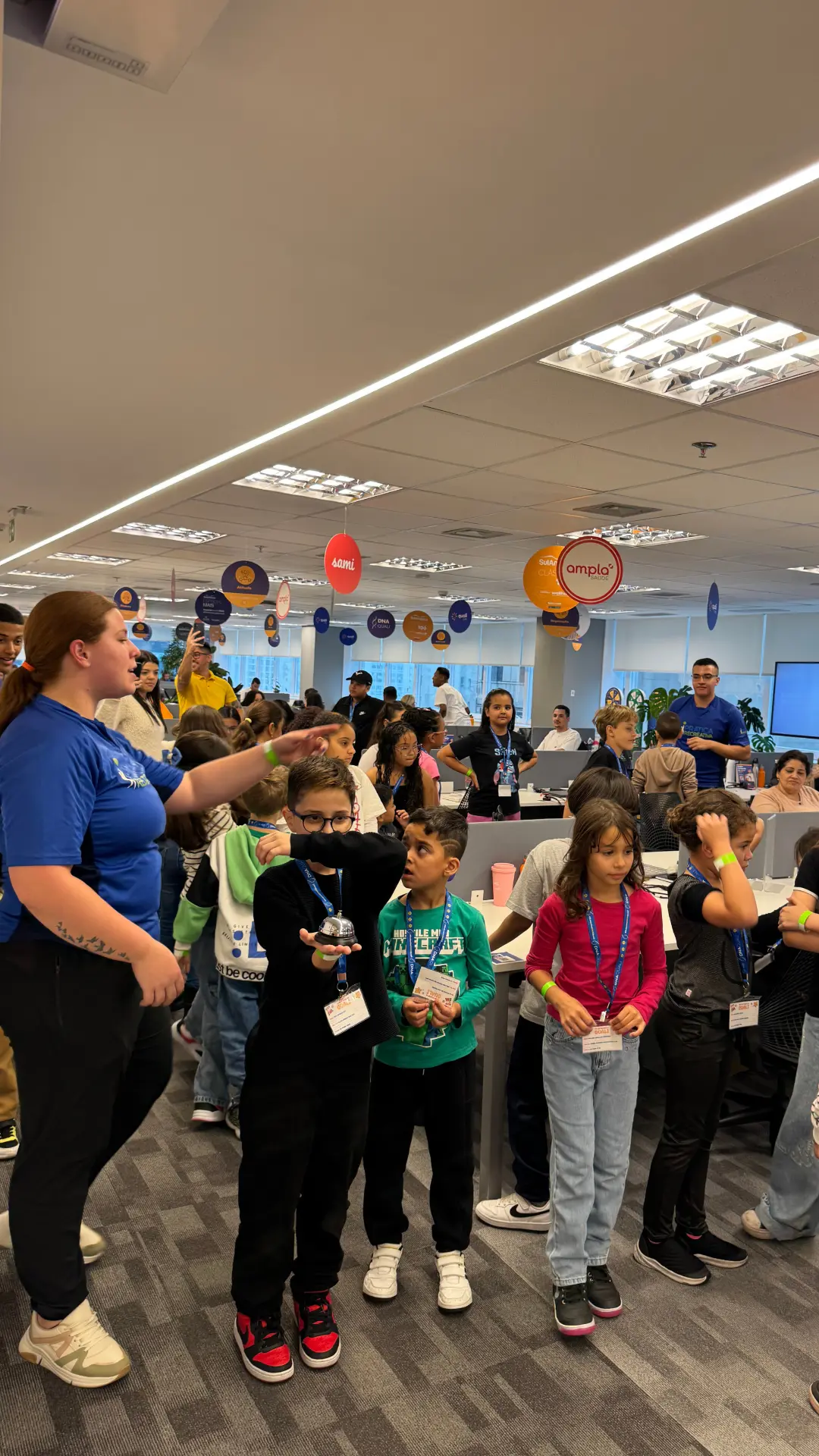 Crianças com credenciais participando de tour pelos escritórios durante evento especial