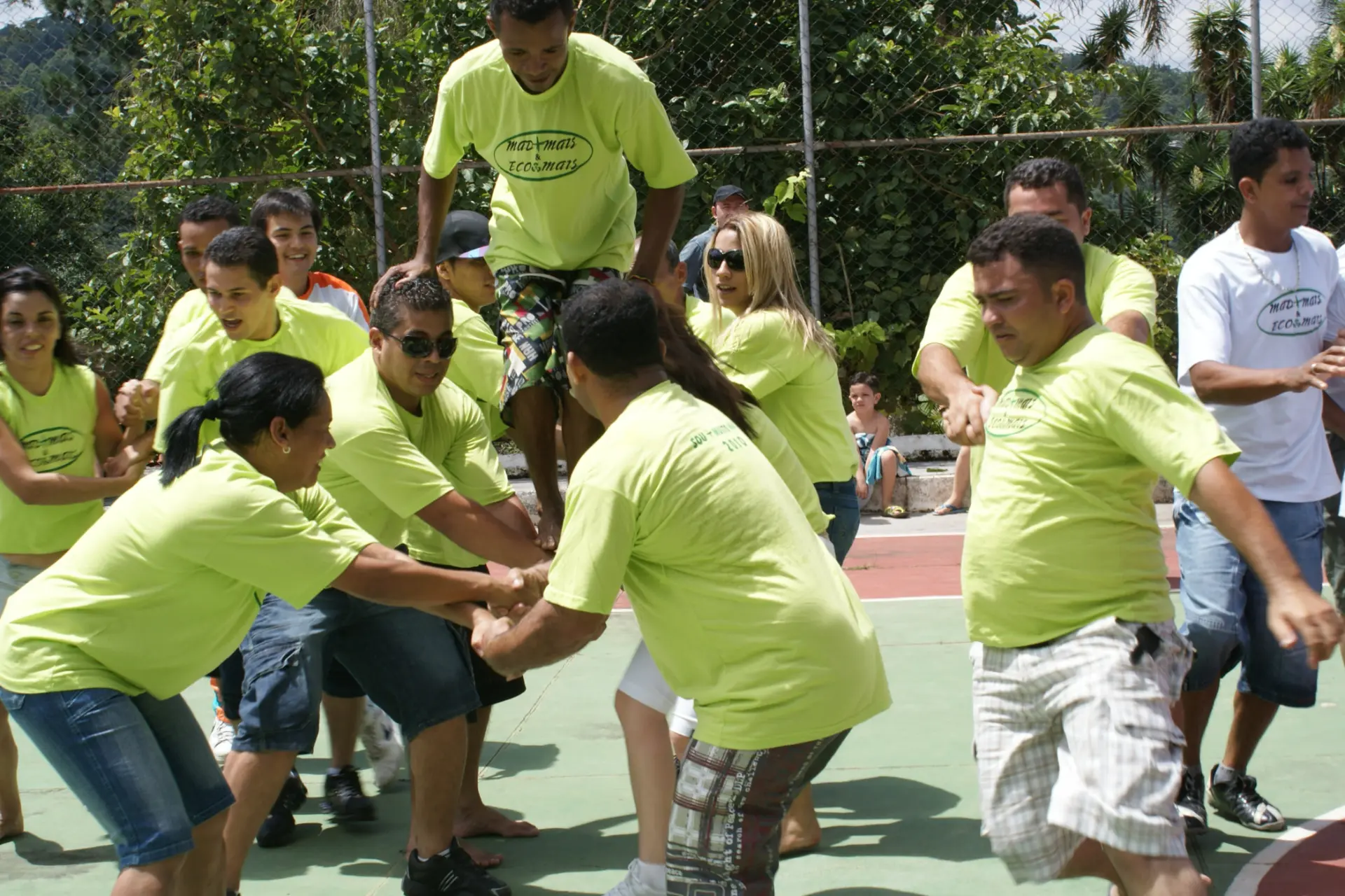 Colaboradores disputando atividade em equipes durante gincana de SIPAT