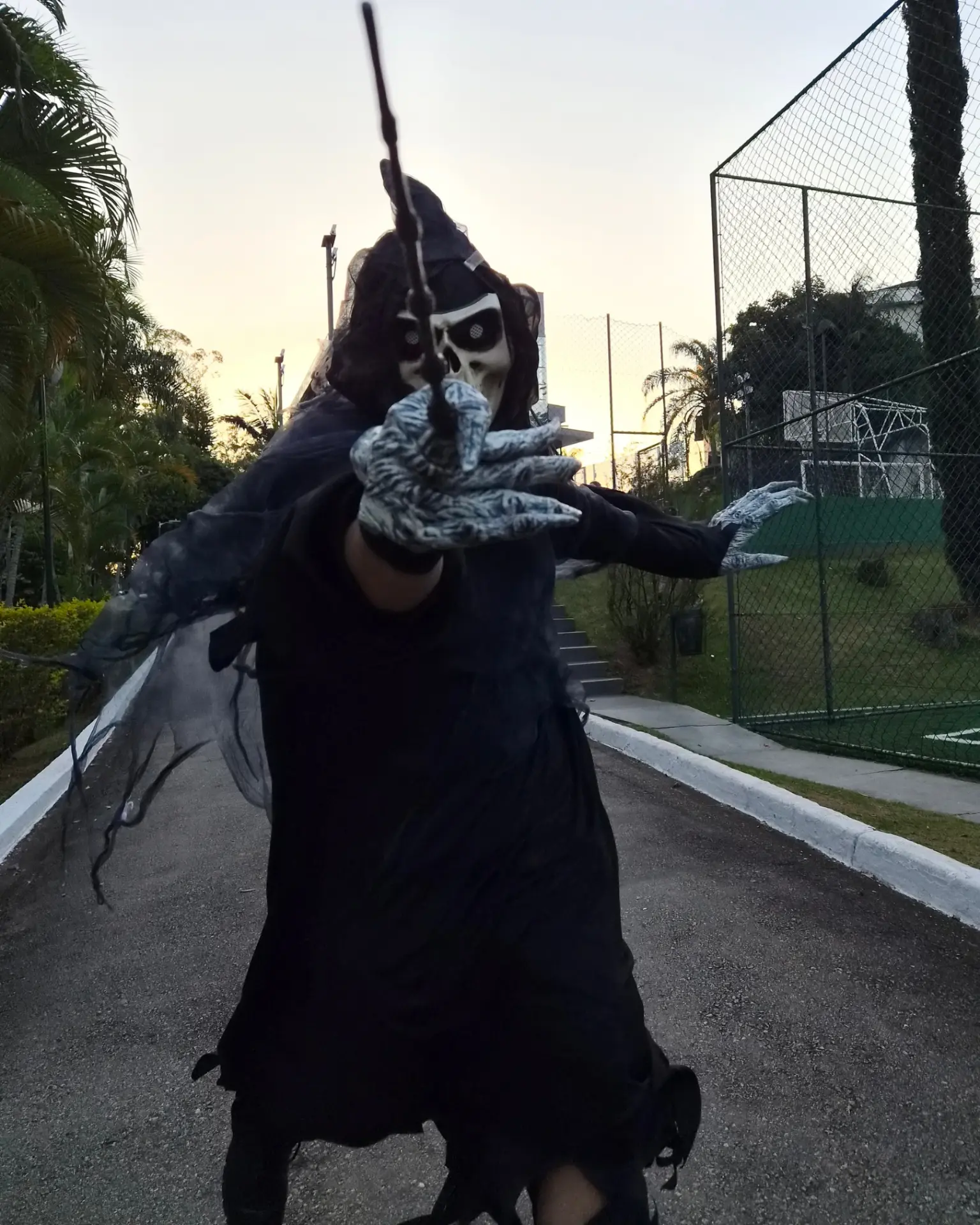 Personagem de fantasia assustadora em festa infantil temática realizada em condomínio