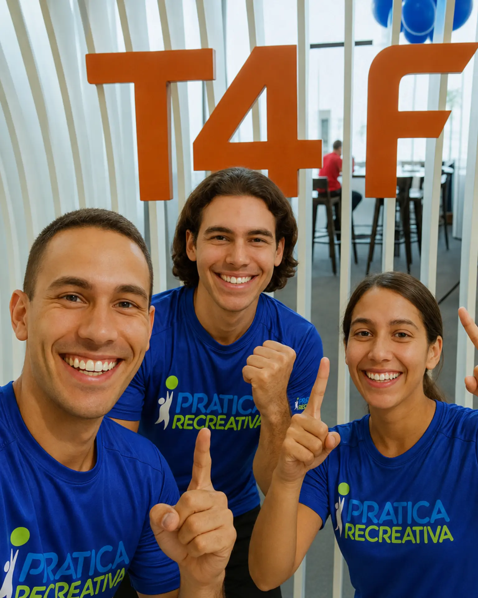 Trio de recreadores da Prática Recreativa em ação especial dentro de uma empresa