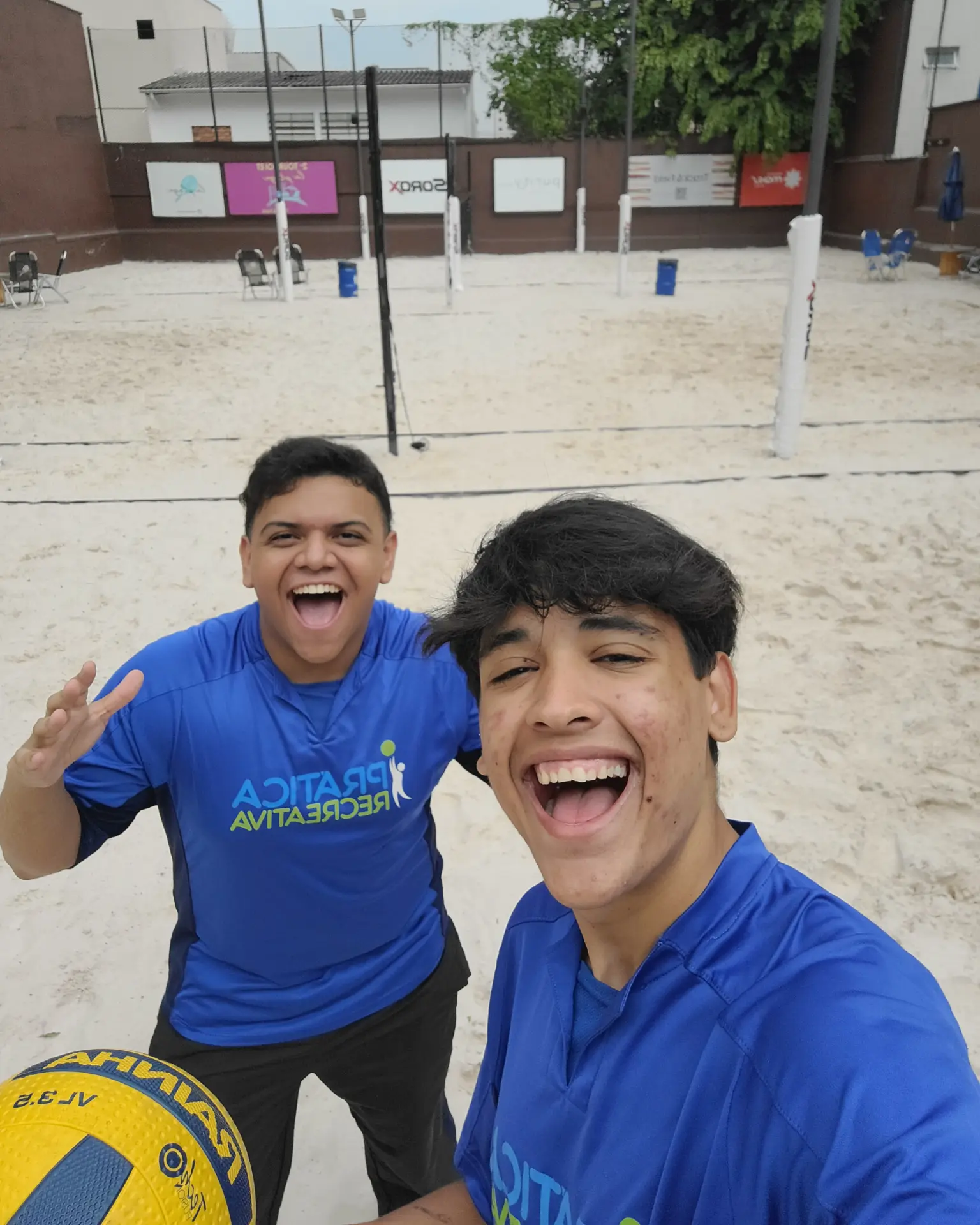 Recreadores da Prática Recreativa sorrindo em quadra de areia durante Beach Games em festa de aniversário