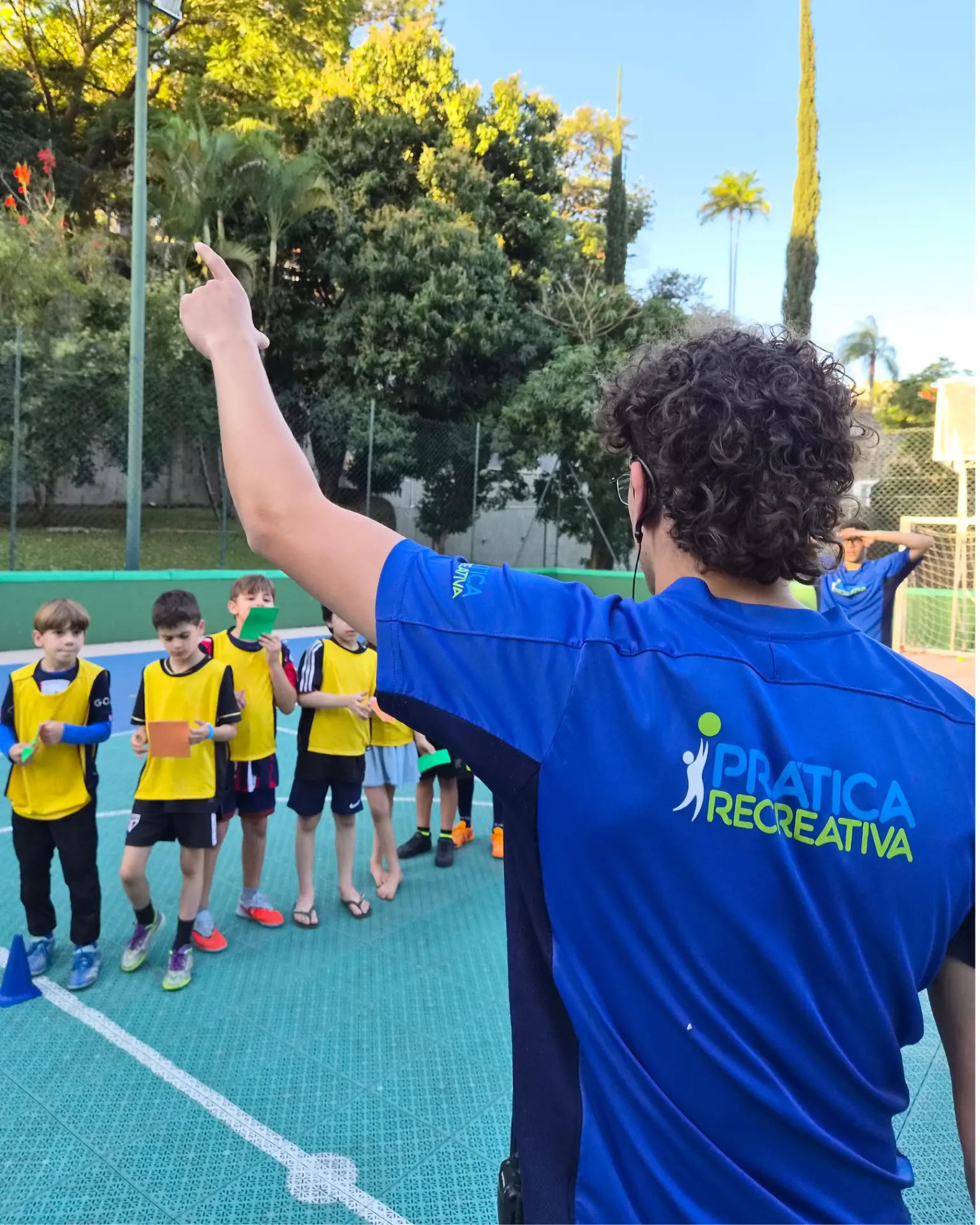 Recreador da Prática Recreativa organizando times de crianças em recreação esportiva de aniversário