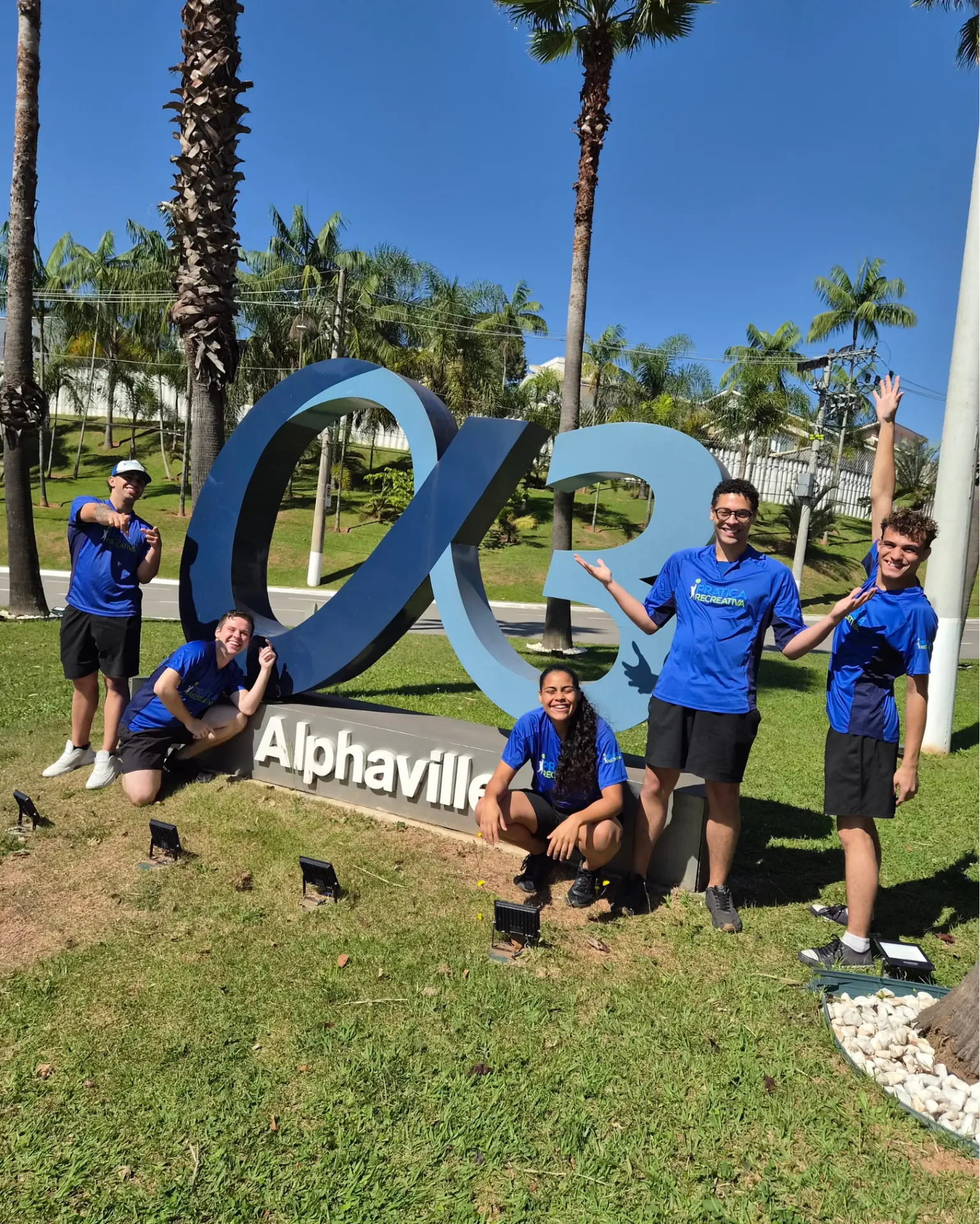 Equipe de recreadores da Prática Recreativa em condomínio de Alphaville antes da colônia de férias