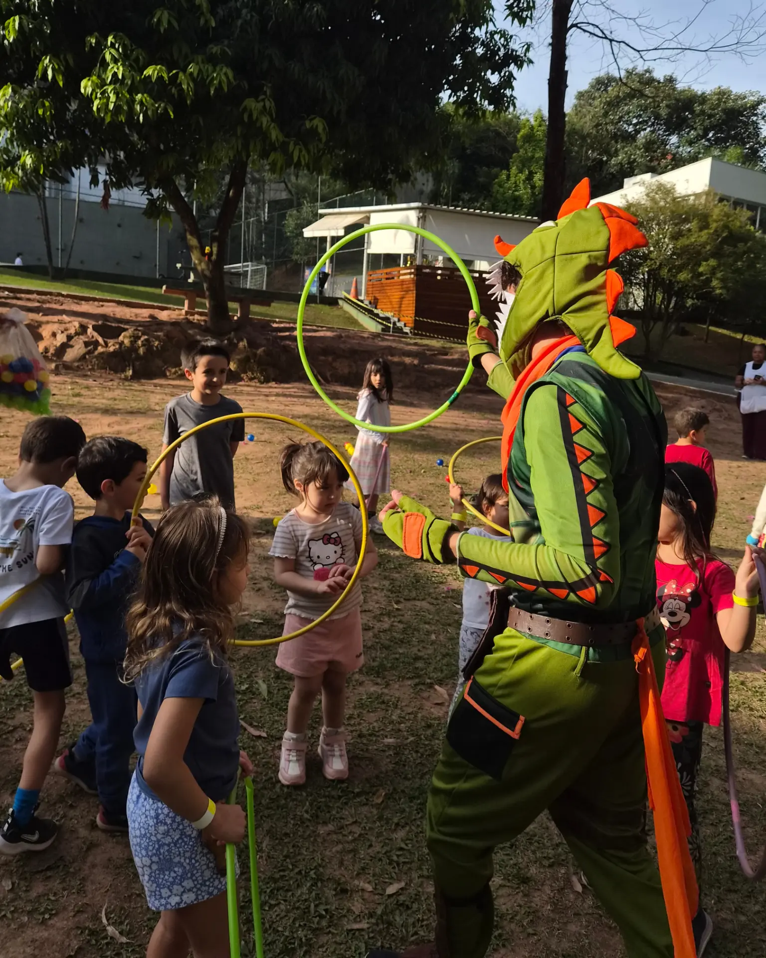 Recreador fantasiado brincando com crianças convidadas durante festa de adultos