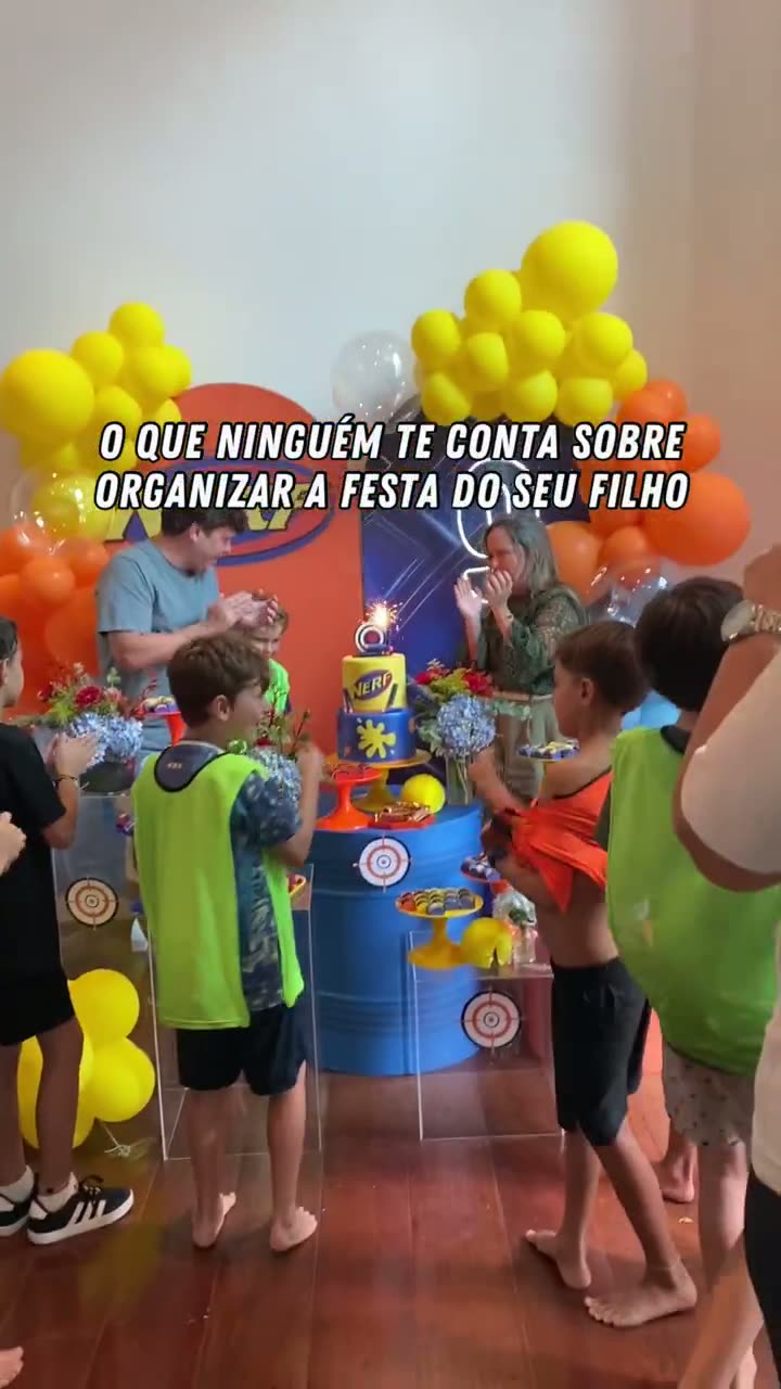 Crianças reunidas em volta do bolo em festa com Arena Nerf