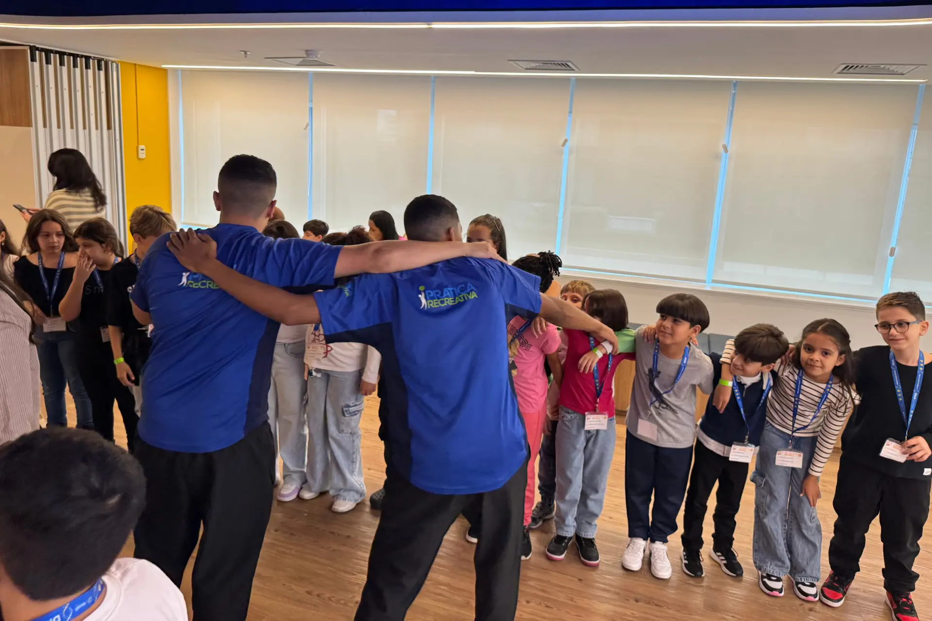 Crianças em Kids Day dentro da empresa