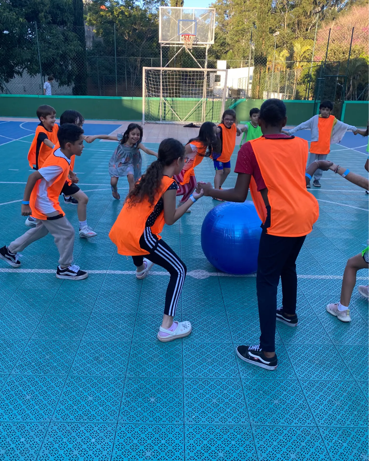 Recreação Teen com adolescentes em dinâmica com bola gigante em festa de aniversário
