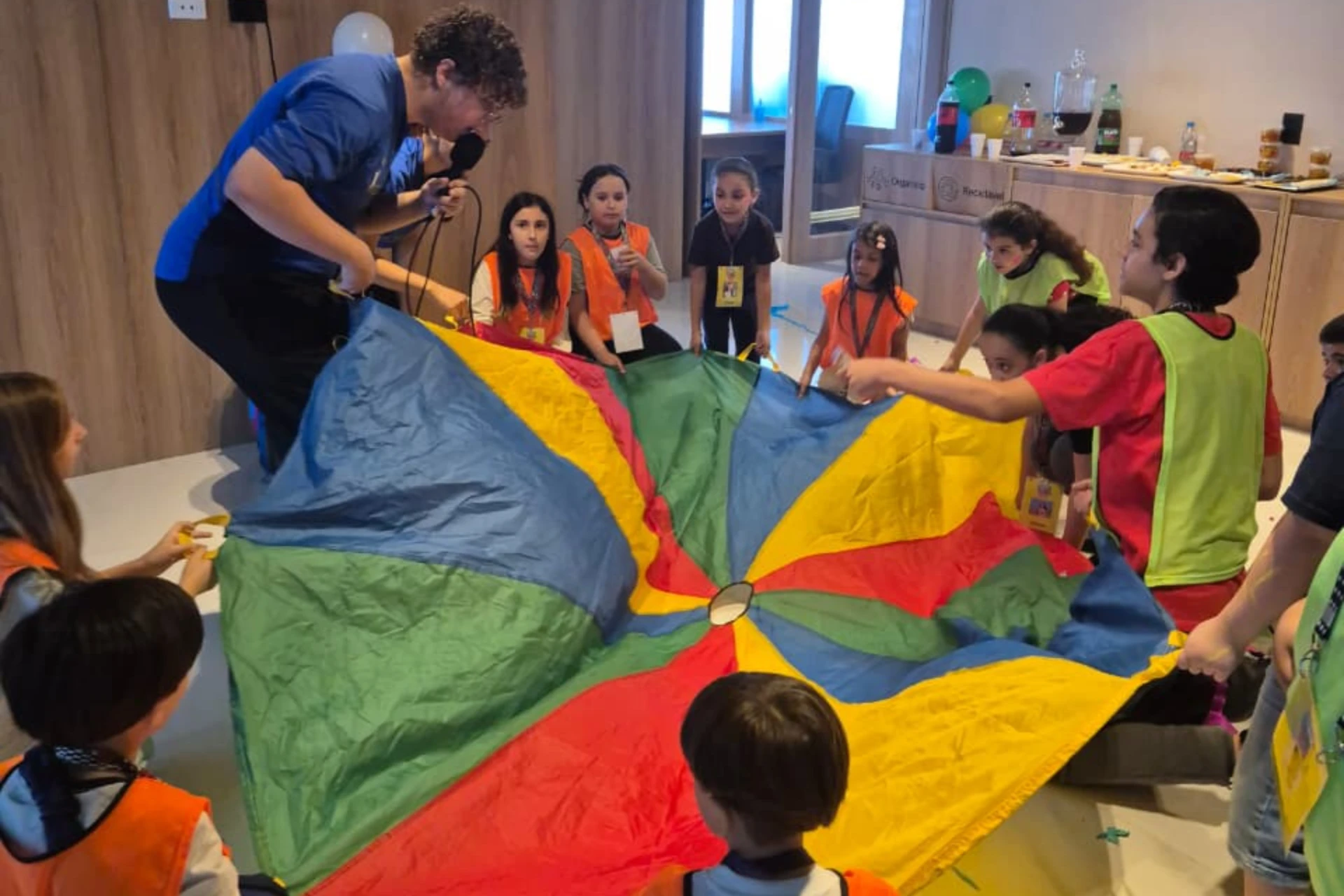 Recreador conduzindo atividade com crianças em Family Day na empresa