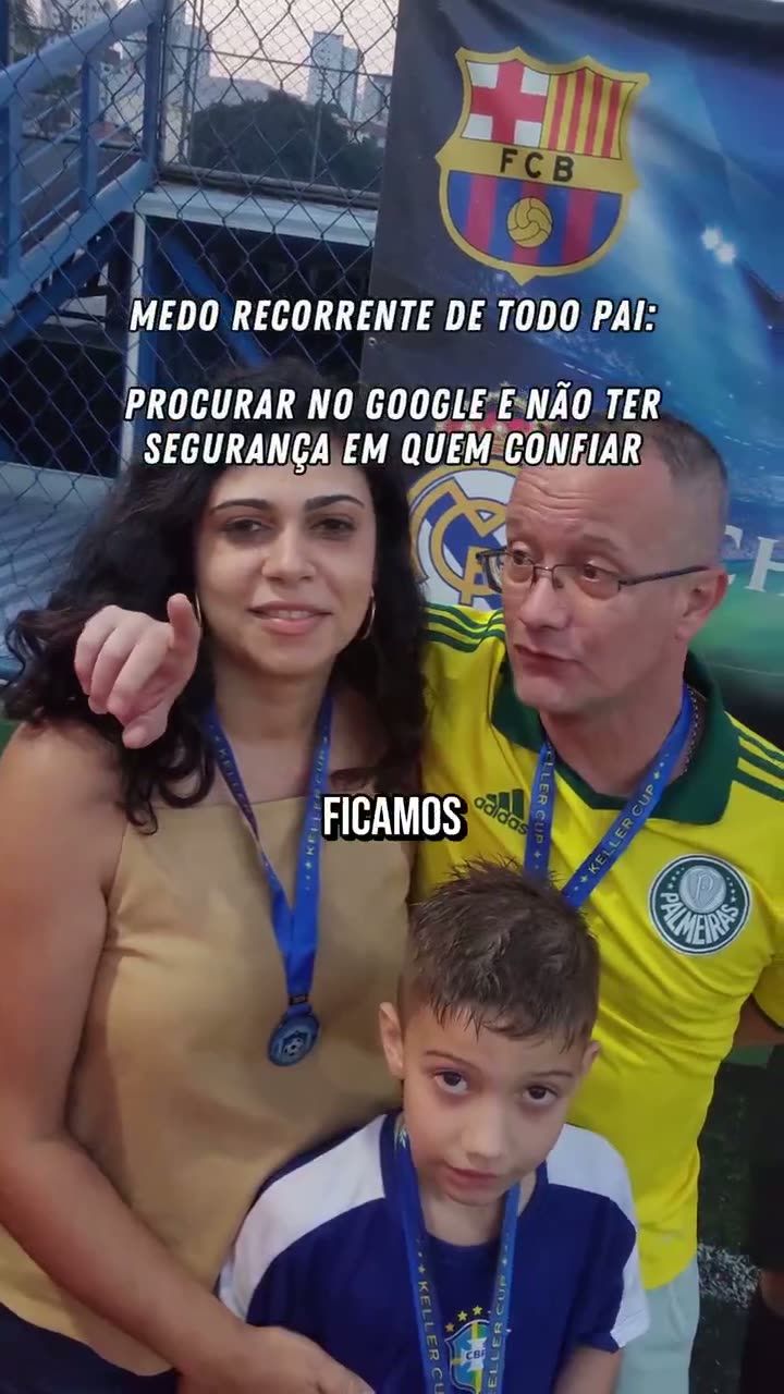 Família com medalhas em festa de aniversário com campeonato de futebol