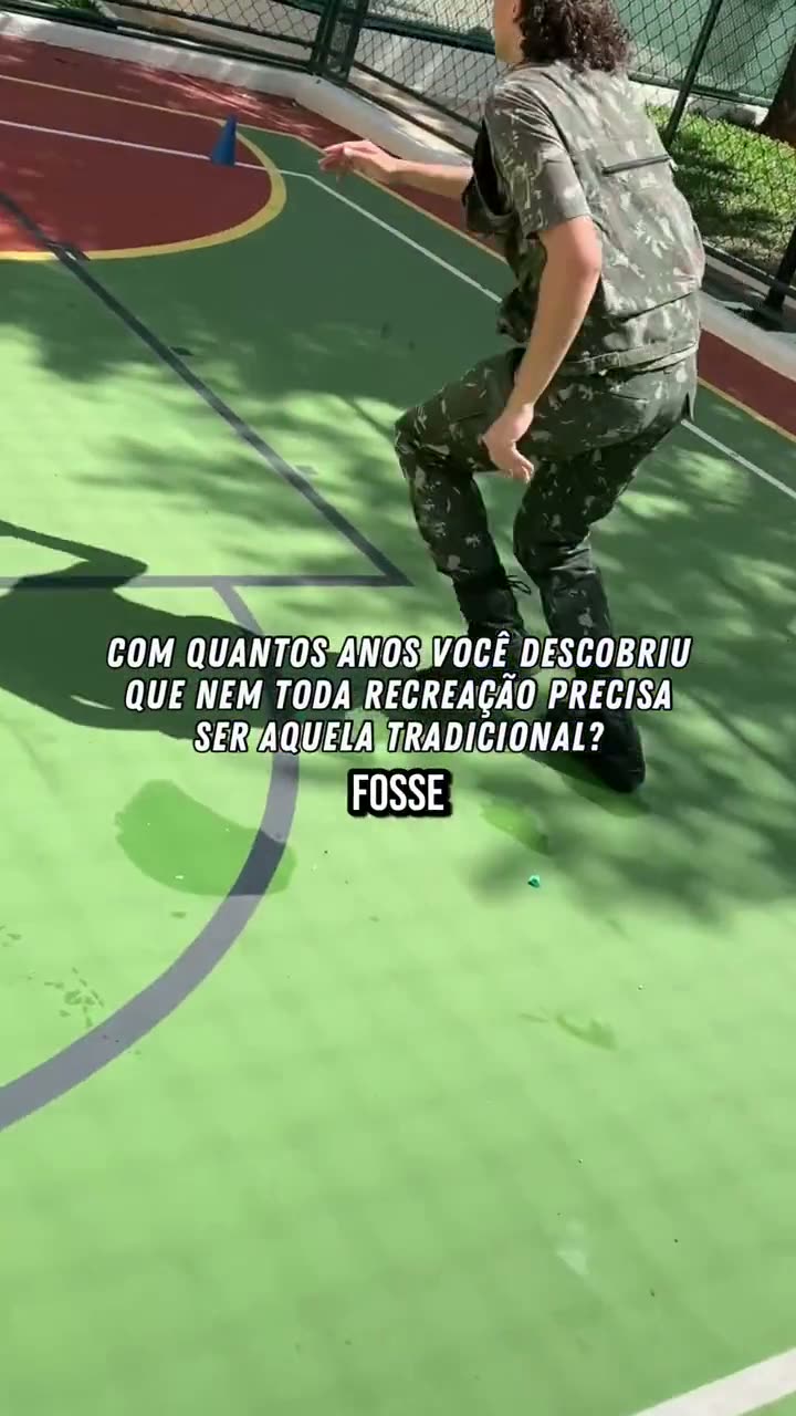 Recreadora conduzindo brincadeira com crianças em quadra durante festa de aniversário