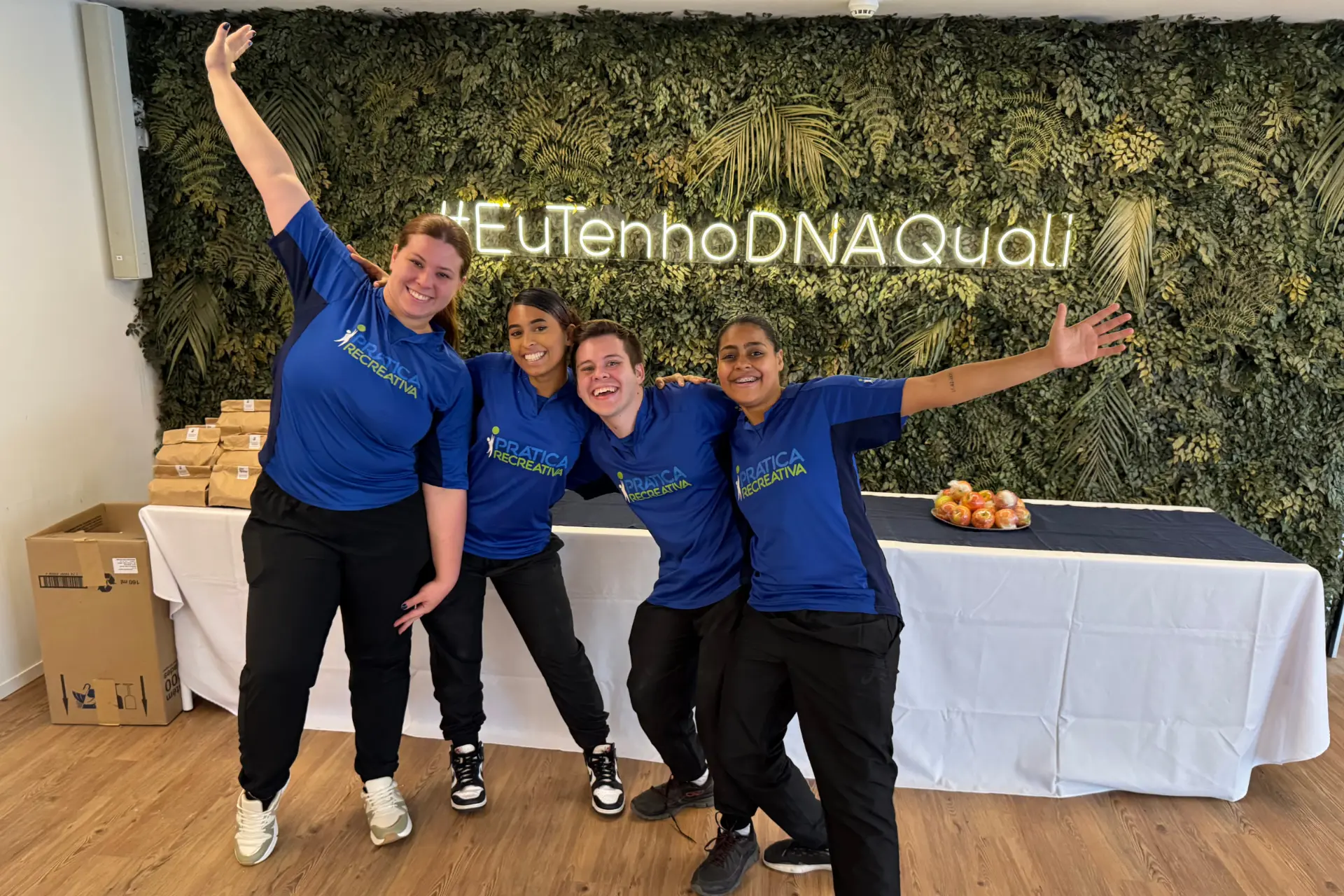 Equipe de recreadores uniformizada em evento corporativo