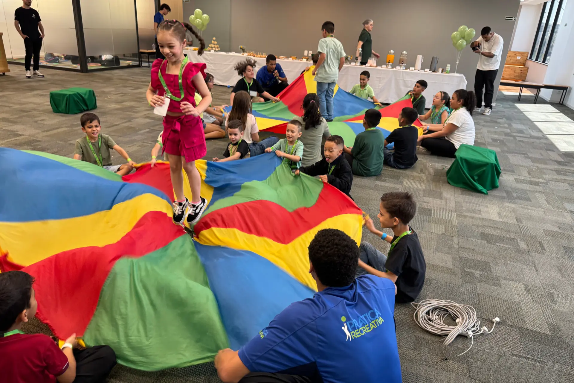 Crianças e recreadores da Prática Recreativa em atividade de Kids Day dentro da empresa