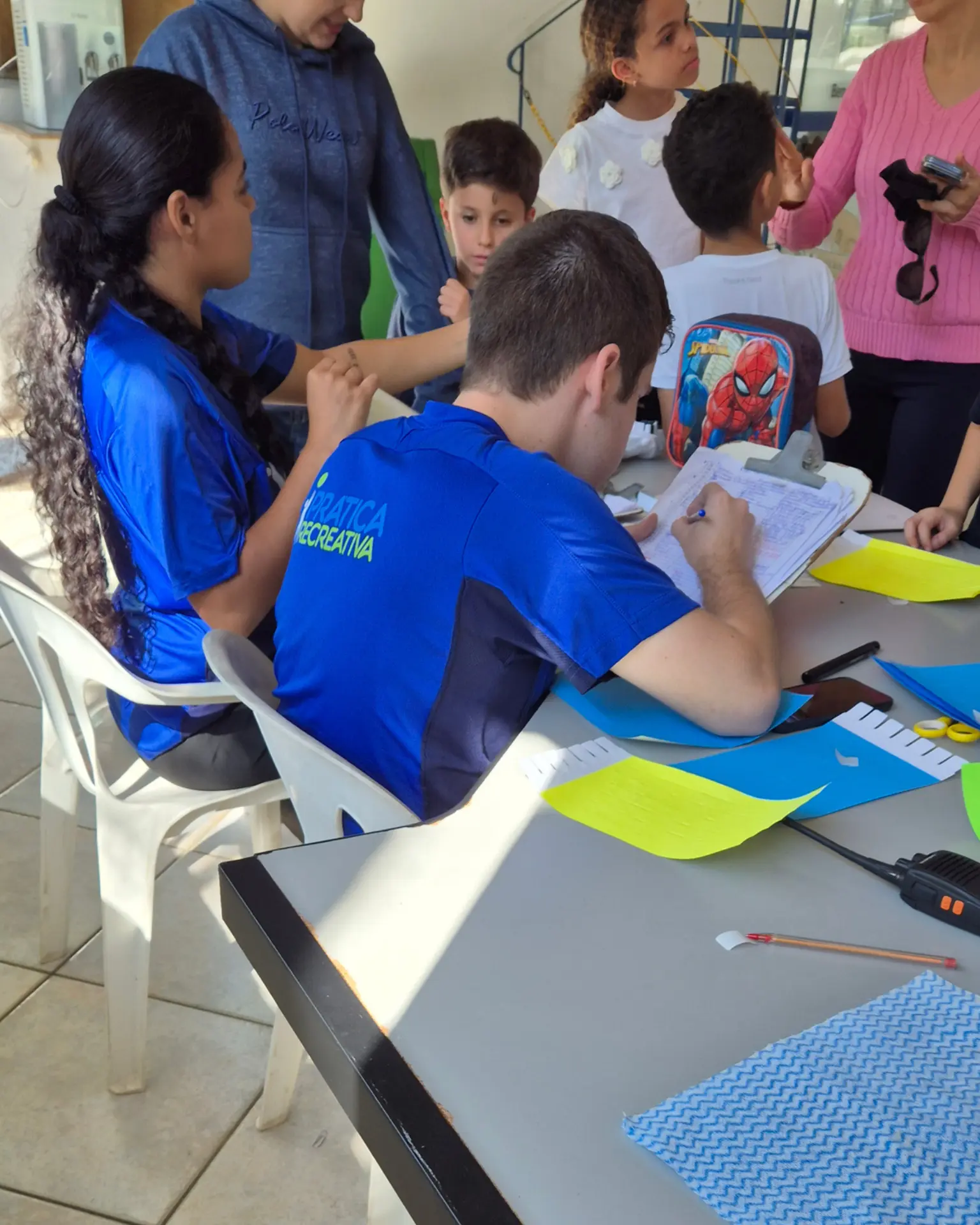 Recreadores organizando materiais de oficina criativa durante o evento