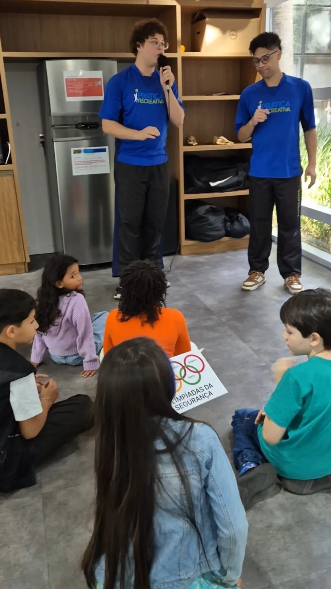 Recreadores da Prática Recreativa conduzindo atividade de endomarketing com crianças dentro da empresa