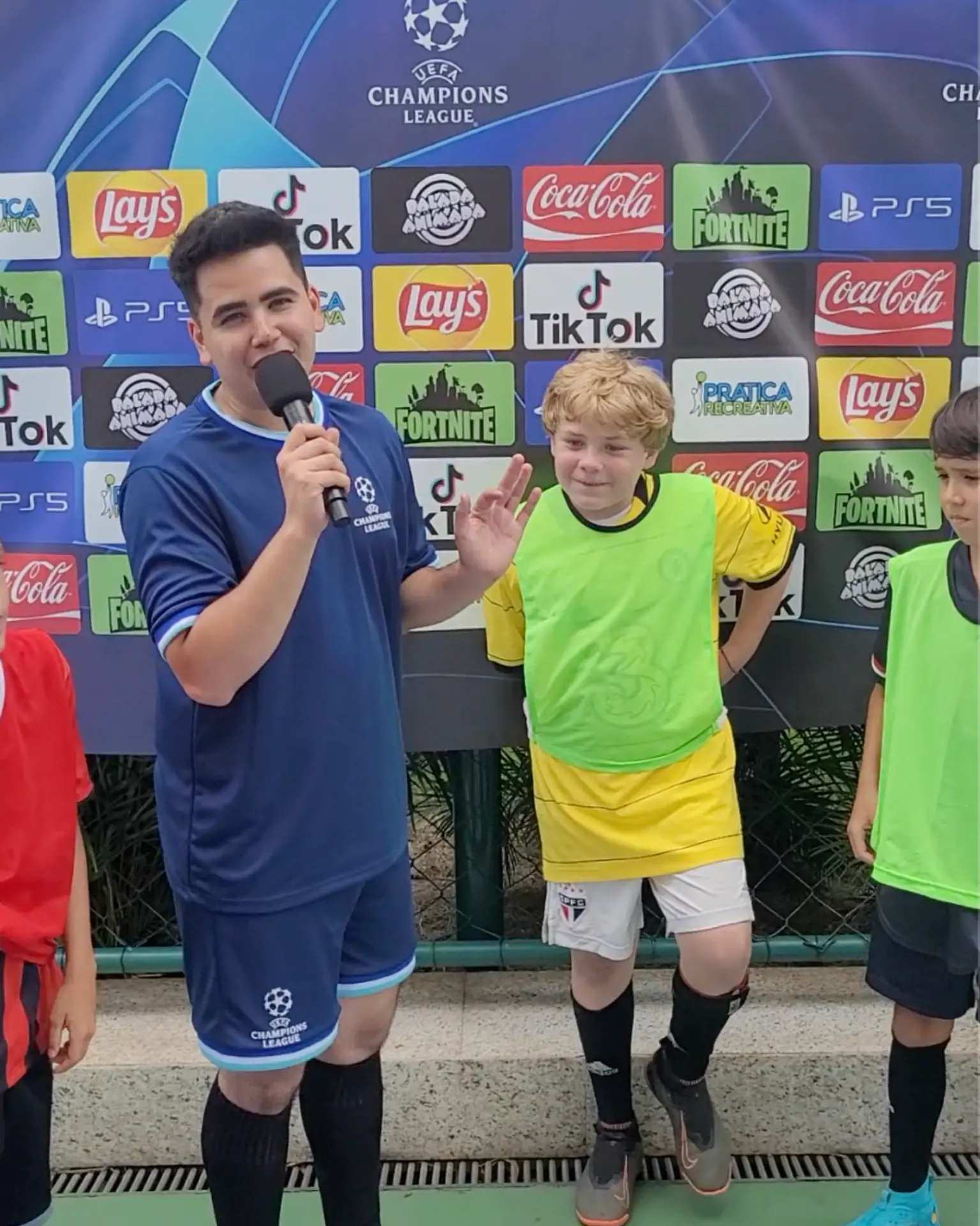 Crianças comemorando durante torneio de futebol estilo Champions League em festa de aniversário
